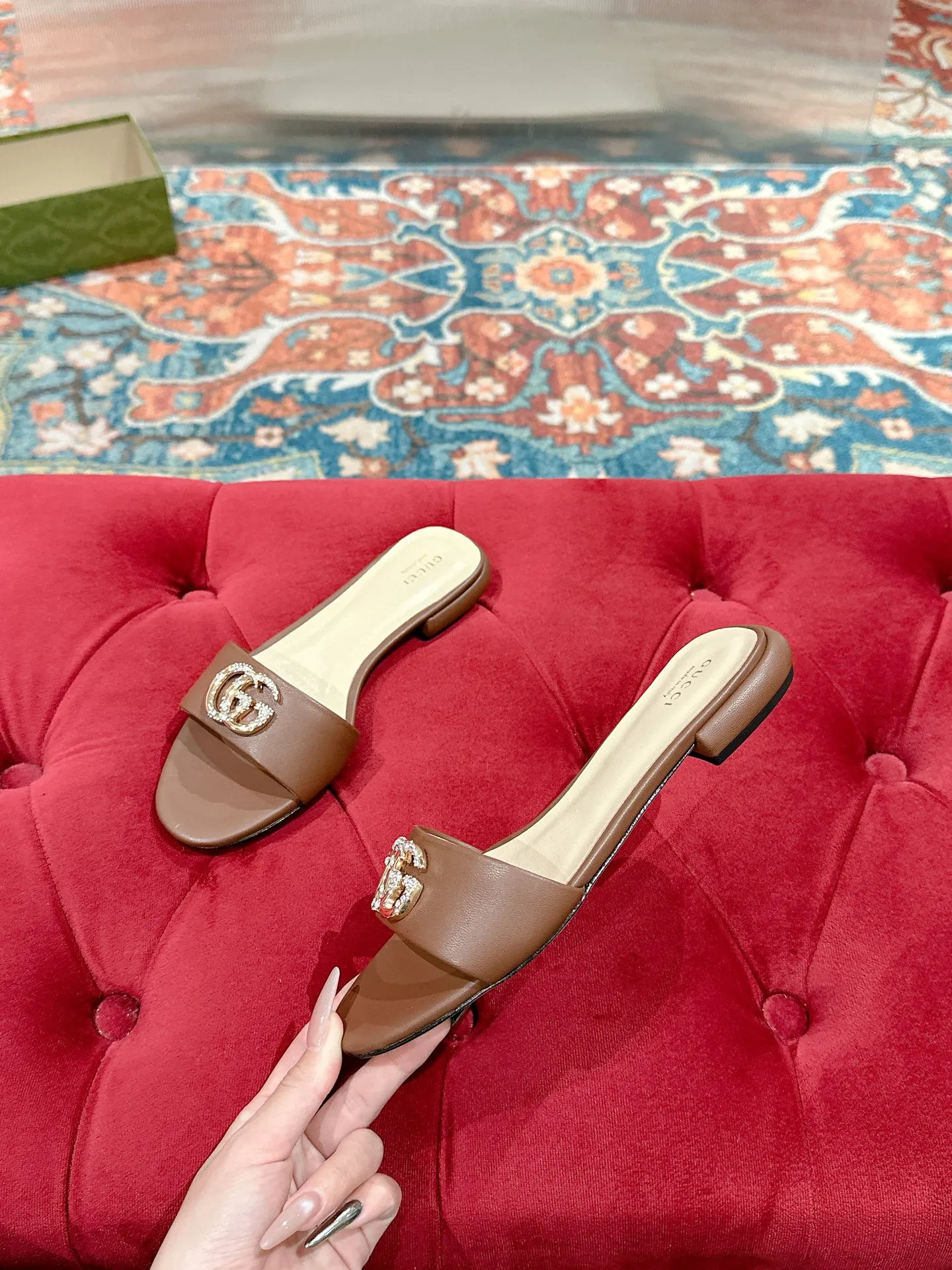 👟👟Ex-factory price 520👟👟 Every detail of Gucci's 2025 spring and summer new open-toe sandals and slippers has been carefully crafted, and design elements such as round toes and thick heels are cleverly used to create a fashionable retro style. The archived double G diamond-encrusted buckle details are reminiscent of the brand's fashionable atmosphere. ▪️Material: original custom sheepskin ▪️Inner lining/foot: high-end custom sheepskin ▪️Heel height: 1.0cm ▪️Number of yards: 35-39 (customized at 40.41.42, non-returnable)